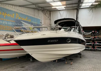 motorboot in binnenruimte op bok