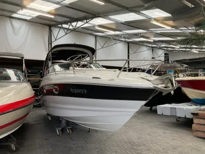 motorboot in overdekte showroom