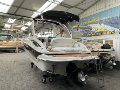 motorboot in showroom binnen