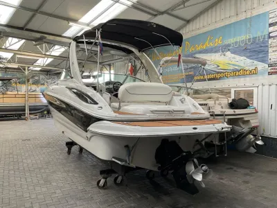 motorboot in showroom met open kuip