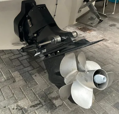 sterndrive en schroef bij achtersteven