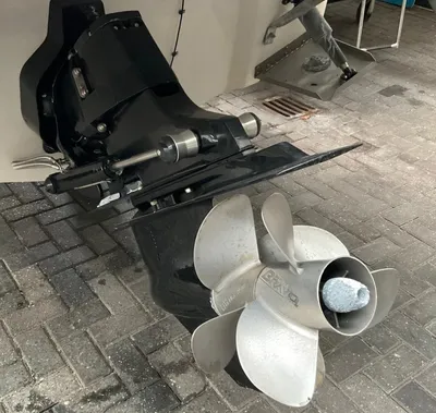schroef en sterndrive van boot