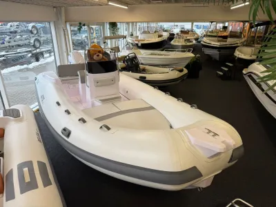 RIB-boot in showroom met stuurconsole