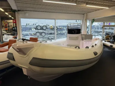 RIB-sloep in showroom