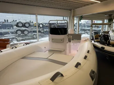 opblaasbare boot in showroom