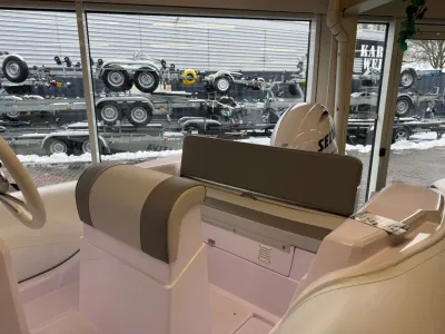 bootinterieur met zitbank en raam
