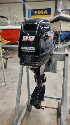 buitenboordmotor op standaard in showroom