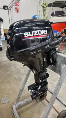 buitenboordmotor op stand in showroom