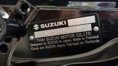 typeplaatje van buitenboordmotor met serienummer