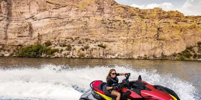 jetski met bestuurder op open water