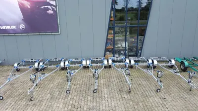 Meerdere boottrailers voor een bedrijfsgebouw