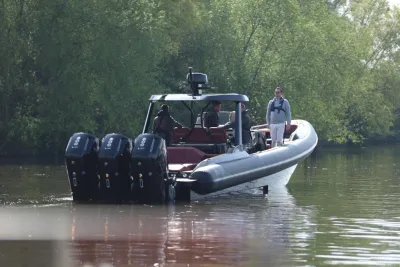 ribboot met bemanning op rivier