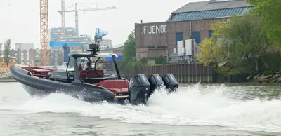 snelle boot met drie buitenboordmotoren