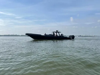 zwarte rib-boot op rustig water