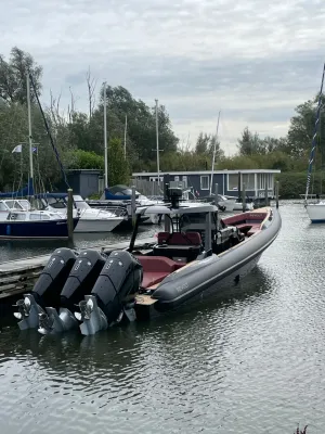 snelboot afgemeerd in jachthaven