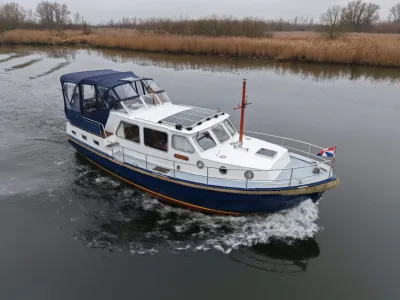 motorjacht met cabine op rustig water