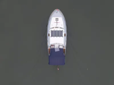 Bovenaanzicht van motorjacht op water