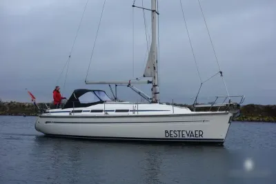 zeiljacht op water met persoon op het dek