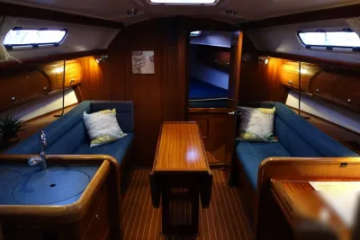 kajuitinterieur van zeiljacht