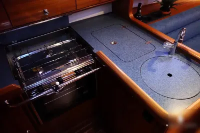 kombuis met fornuis, werkblad en gootsteen