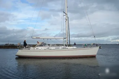 zeiljacht zijaanzicht in rustige wateren