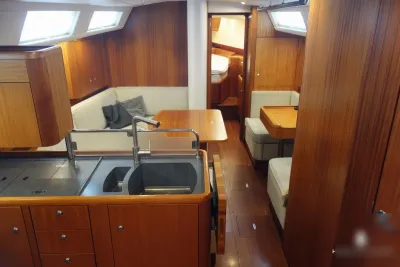 jachtinterieur met kombuis en zitgedeelte