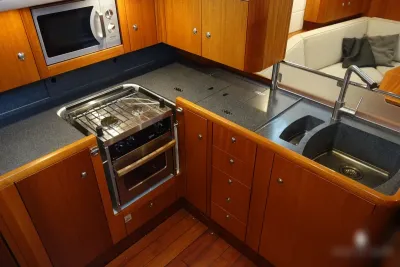 kajuitkeuken met fornuis en gootsteen