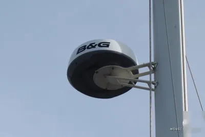 radarantenne aan mast tegen blauwe lucht