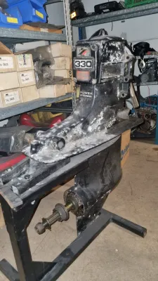 Staartstuk op werkbank in werkplaats