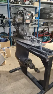 staartstuk op standaard in werkplaats