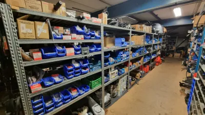 loods met metalen stellingen en onderdelen