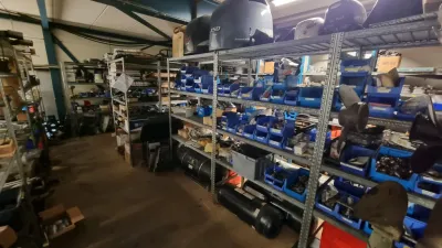 opslagruimte met buitenboordmotor onderdelen