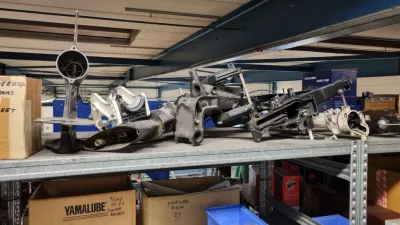 Diverse buitenboordmotor onderdelen op rek