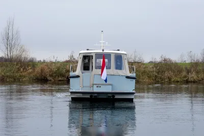achterzijde van een jacht op het water