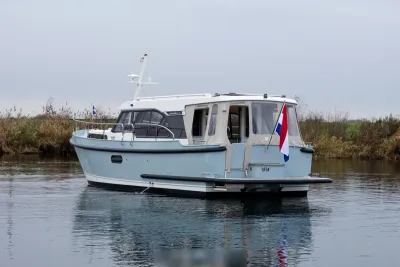 motorjacht op rustig water