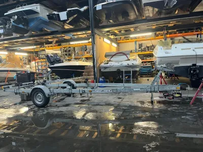 boottrailer in werkplaats met boten