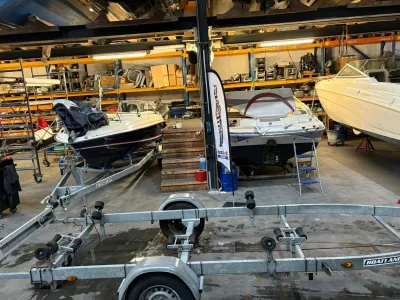 trailer en boten in werkplaats