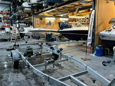 trailer en boten in binnenopslag