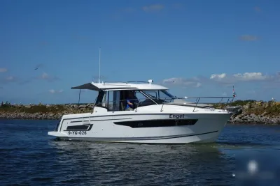 motorboot op water bij stenen kust
