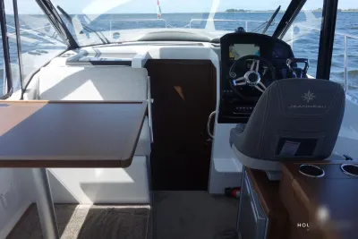 Interieur stuurhut met tafel en stoel