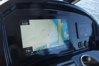 bedieningspaneel met kaartplotter en instrumenten