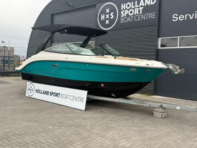 bowrider op trailer bij showroom