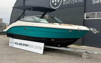 boot op trailer voor showroomgebouw
