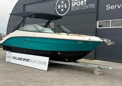 bowrider op trailer voor showroom