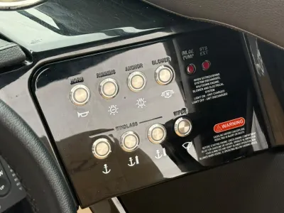 bedienpaneel met schakelaars en waarschuwingssticker