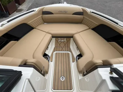 voorzijde boot met beige beklede zitbank