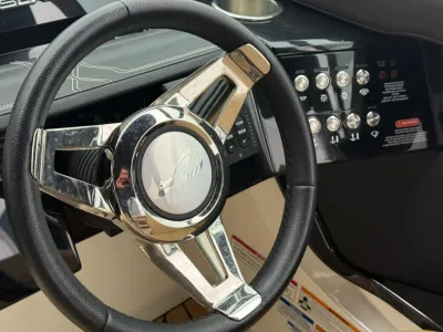 stuurwiel en dashboard van bootinterieur