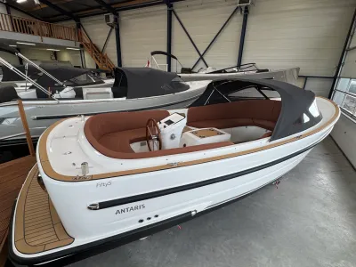 sloep in showroom met bruine kussens