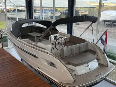 boot in showroom met zitgedeelte