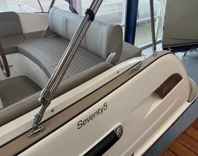 zitbank en boordsrand van een boot